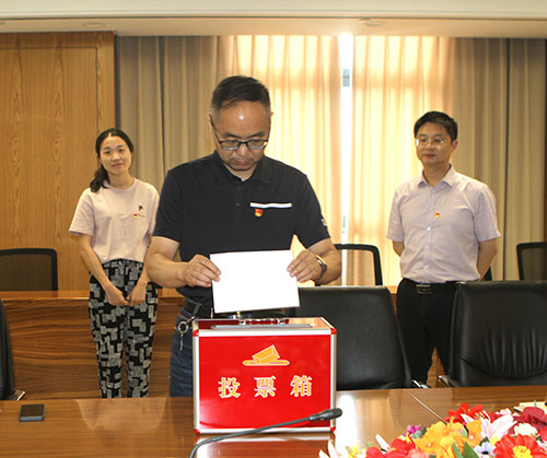 【匯聚青年力量 奮進(jìn)時(shí)代征程】創(chuàng)力集團(tuán)黨支部召開(kāi)專題黨課暨預(yù)備黨員轉(zhuǎn)正黨員大會(huì)(圖6) 【匯聚青年力量 奮進(jìn)時(shí)代征程】創(chuàng)力集團(tuán)黨支部召開(kāi)專題黨課暨預(yù)備黨員轉(zhuǎn)正黨員大會(huì)(圖6)