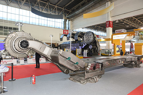 創(chuàng)力集團薄煤層大功率1200采煤機耀世而出(圖1) 創(chuàng)力集團薄煤層大功率1200采煤機耀世而出(圖1)