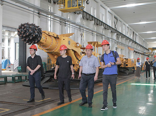 貴陽綜合保稅區(qū)領(lǐng)導(dǎo)一行走訪上海創(chuàng)力集團考察指導(dǎo)(圖2) 貴陽綜合保稅區(qū)領(lǐng)導(dǎo)一行走訪上海創(chuàng)力集團考察指導(dǎo)(圖2)