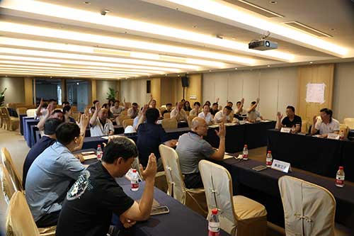 上海創(chuàng)力集團(tuán)組織召開第三屆第十次職工代表大會(huì)——專題審議《員工手冊》(圖3) 上海創(chuàng)力集團(tuán)組織召開第三屆第十次職工代表大會(huì)——專題審議《員工手冊》(圖3)