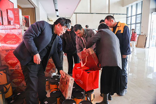  共度美好新春！上海創(chuàng)力集團(tuán)為全體員工發(fā)放年貨大禮包(圖1)