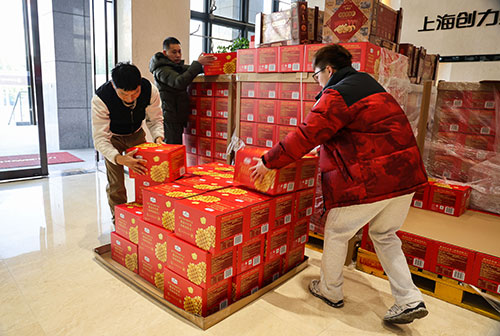  共度美好新春！上海創(chuàng)力集團(tuán)為全體員工發(fā)放年貨大禮包(圖2)