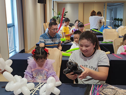 過(guò)程4.jpg 【月滿華誕 匠心傳情】創(chuàng)力集團(tuán)舉辦“團(tuán)圓慶華誕”親子活動(dòng)?(圖5)