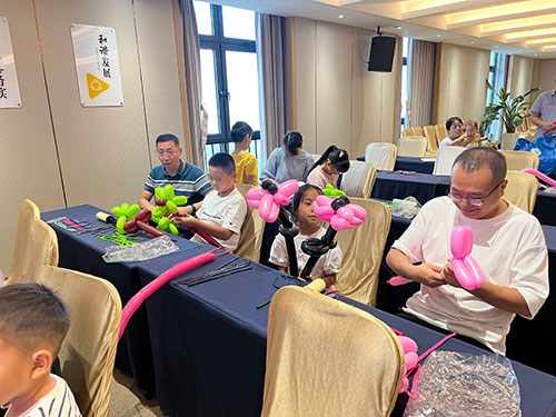 過(guò)程3.jpg 【月滿華誕 匠心傳情】創(chuàng)力集團(tuán)舉辦“團(tuán)圓慶華誕”親子活動(dòng)?(圖4)