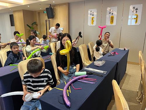 過(guò)程2.jpg 【月滿華誕 匠心傳情】創(chuàng)力集團(tuán)舉辦“團(tuán)圓慶華誕”親子活動(dòng)?(圖3)