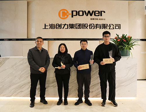 頒獎眾星捧月.jpg 躍動創(chuàng)力 智勝未來 | 創(chuàng)力集團(tuán)2025年主題運(yùn)動會圓滿落幕(圖35)