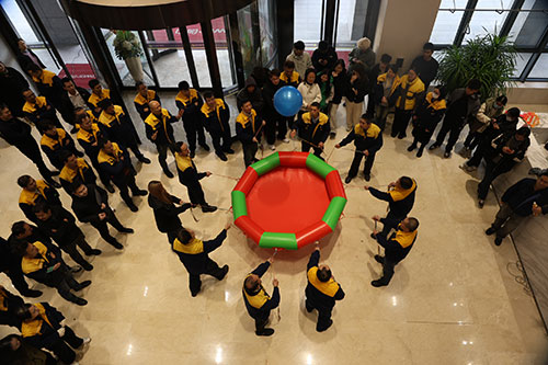 眾星捧月3.jpg 躍動創(chuàng)力 智勝未來 | 創(chuàng)力集團(tuán)2025年主題運(yùn)動會圓滿落幕(圖16)